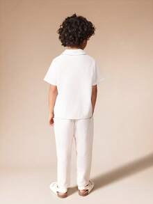 SUMWON 男童短袖衬衫和裤子套装，竖条纹图案，翻领上衣搭配同款裤子，休闲夏季两件套 - 淺藍色 - 查看 2