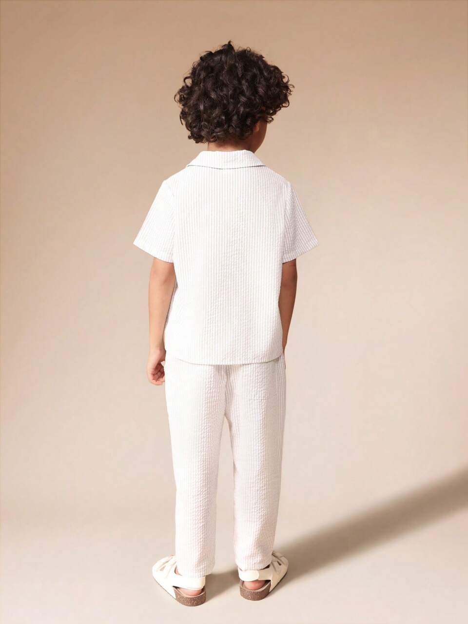 Conjunto de camisa listrada de manga curta e calça