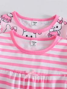 Conjunto de 2 peças para meninas pequenas com vestido rosa e listrado com estampa de coelho e urso, barra com babados e laço decorativo. Camisola de manga curta com mangas curtas, tema desenho animado. - Baby Rosa - Ver 3