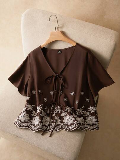 Elaquor Camisa de manga corta con bordado floral y nudo delantero, para tallas grandes, de estilo casual de verano