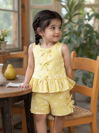 SHEIN Conjunto de 2 piezas de ropa casual para niña bebé con camiseta de tirantes a cuadros y pantalones cortos para salidas al aire libre