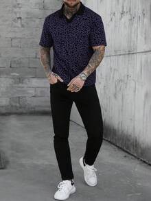 Manfinity CasualCool 男士豹纹撞色V领Polo衫，适合外出和派对，男士度假衬衫，男士短袖纽扣印花衬衫，猎豹纹男士衬衫，男士豹纹衬衫，街头风男士衬衫，复古风格，日常休闲，周末旅行，户外活动，探险旅行，轻松的工作环境或半正式场合，男友/丈夫礼物，周年纪念/生日礼物，派对，夏季假期，沙滩装，夏威夷婚礼，春夏皆宜。 - 紫色 - 查看 3