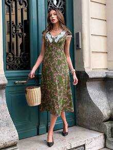 SHEIN PariChic 复古深绿色碎花粉色玫瑰连衣裙 - 法式V领蕾丝边泡泡袖收腰修身长裙，温柔优雅的春夏约会茶会礼服 - 綠色 - 查看 1