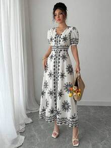SHEIN Elenzya Robe décontractée élégante pour femmes avec col en V profond, imprimé floral, manches bouffantes et taille ajustée. Convient pour le port quotidien, la plage, les vacances, les déplacements, les fêtes familiales - Nude - Voir 6