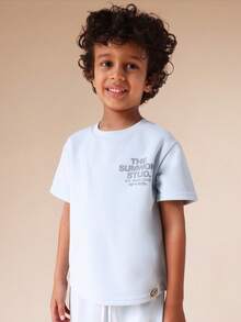 SUMWON 男童 Summon Stud 浅蓝色短袖圆领T恤和运动裤套装，印花休闲度假装 - 淺藍色 - 查看 3