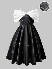 SHEIN 这是一款黑白相间的露肩A字连衣裙，专为少女设计。它采用透明可拆卸可调节肩带，胸前饰有白色弹力编织面料的褶皱设计，正面点缀珍珠。这款时尚独特的连衣裙适合室内外穿着、参加派对以及日常穿着，紧跟潮流。是春夏的理想之选。 - 黑色 - 查看 1