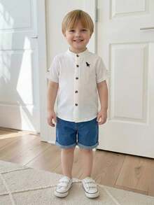 Souflis Souflis 两件套儿童男童校服，包括一件白色短袖衬衫（棕色纽扣，黑色恐龙印花）和一条蓝色束口短裤。舒适休闲，适合日常穿着。 - 白色 - 查看 3