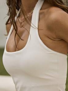 Aralina 白色休闲运动吊带度假沙滩上衣，带胸托，适合春夏运动穿着，适合健身、休闲和海滩度假。 - 白色 - 查看 3