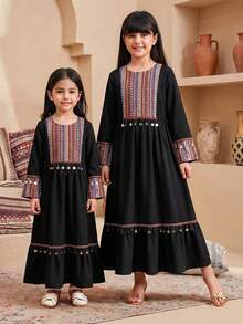 SHEIN Teen Girls Black Patchwork Pendant Decor Abaya,Autumn Family Matching Mom Daughter Embroidered Long Sleeve Modest Prairie Maxi Dress Islamic Clothing - Black - View 4
