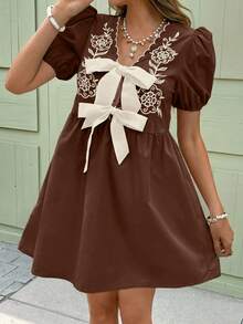Serisse 女士V领泡泡袖蝴蝶结装饰刺绣宽松迷你连衣裙 - 棕色 - 查看 3
