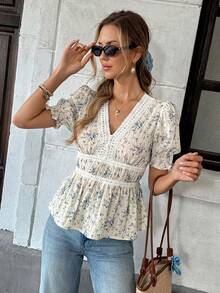 SHEIN PariChic 女士夏季法式碎花V领衬衫 - 泡泡袖蕾丝拼接褶皱腰部上衣，柔软褶皱面料衬衫 - 彩色 - 查看 1