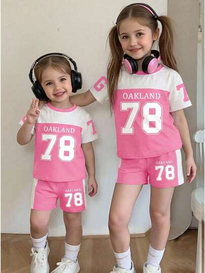 女婴甜美可爱印花圆领短袖T恤短裤套装，适合派对和聚会。时尚的数字78印花圆领T恤搭配紫红色和白色印花短裤。舒适轻盈，适合春夏穿着。时尚休闲的装扮，适合户外野餐、街头摄影、校园活动、节日庆典以及作为礼物。