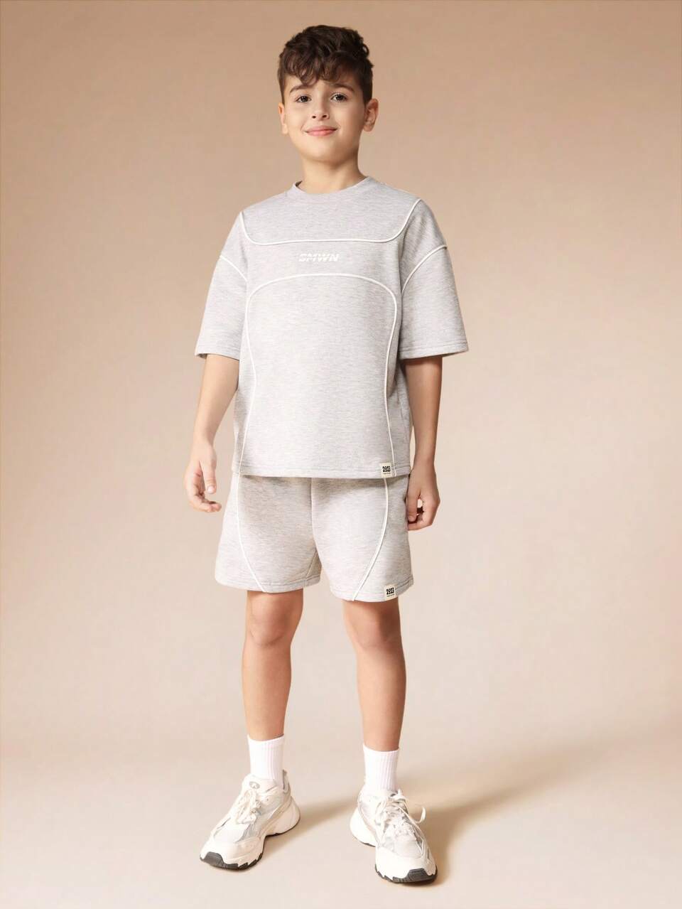Conjunto de camiseta e shorts de duas peças com detalhes em contraste.