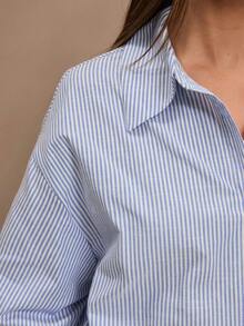 SHEIN BAE 女士天蓝色休闲男友风宽松条纹衬衫，蓝色条纹衬衫，适合外出、休闲、通勤、工作、舒适、度假、伊比沙岛等场合，浅蓝色宽松衬衫，女士休闲上衣，通勤上衣，休闲上衣，工作上衣，亚麻衬衫，夏季上衣，沙滩上衣 - 藍色 - 查看 7