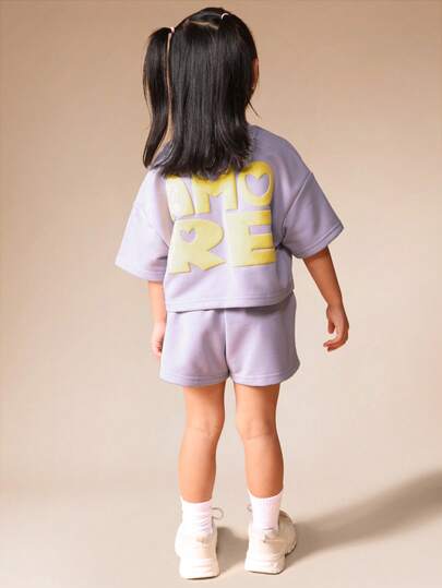 SUMWON Conjunto de dos piezas informal de verano para niñas con sudadera corta de manga corta y shorts a juego en color lavanda con estampado de texto "Amore"