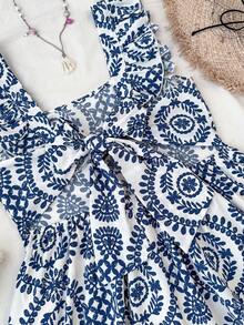 SHEIN 少女蓝白复古印花方领无袖荷叶边连体裤，露背蝴蝶镂空连体衣，适合度假、节日、午餐、音乐节等场合。 - 藍白色 - 查看 6