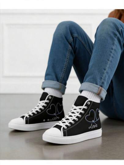 Tenis para hombre y mujer, diseño moderno y versátil skate con un calavera perfectos para un look urbano, casual y lleno de personalidad. Ideales para combinar con jeans, pantalones, shorts y vestidos, brindando comodidad lona negro y blanco corazones
