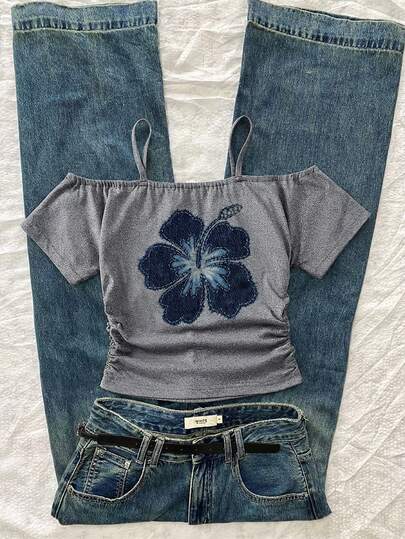 Sparklyn 少女休闲蓝灰色碎花短袖T恤搭配直筒水洗牛仔裤，面料柔软舒适，适合夏季日常外出和休闲聚会。