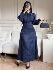 DAZY 女士优雅长款连衣裙，采用布料拼接设计，垂褶领口装饰，3D刺绣花卉图案，收腰设计，尽显优雅气质。 - 藏蓝色 - 查看 5