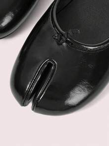 CUCCOO DOLLMOD Women's Black Round Toe Flat Split-Toe Tabi Series Classic Retro Style Loafers - Black - View 5