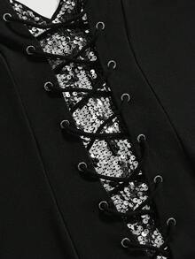 ROMWE Grunge Punk Áo croptop cổ yếm buộc dây khoét lỗ, đính sequin và nhiều mảnh vải, thích hợp cho lễ hội âm nhạc dành cho nữ. - màu đen - Xem 3
