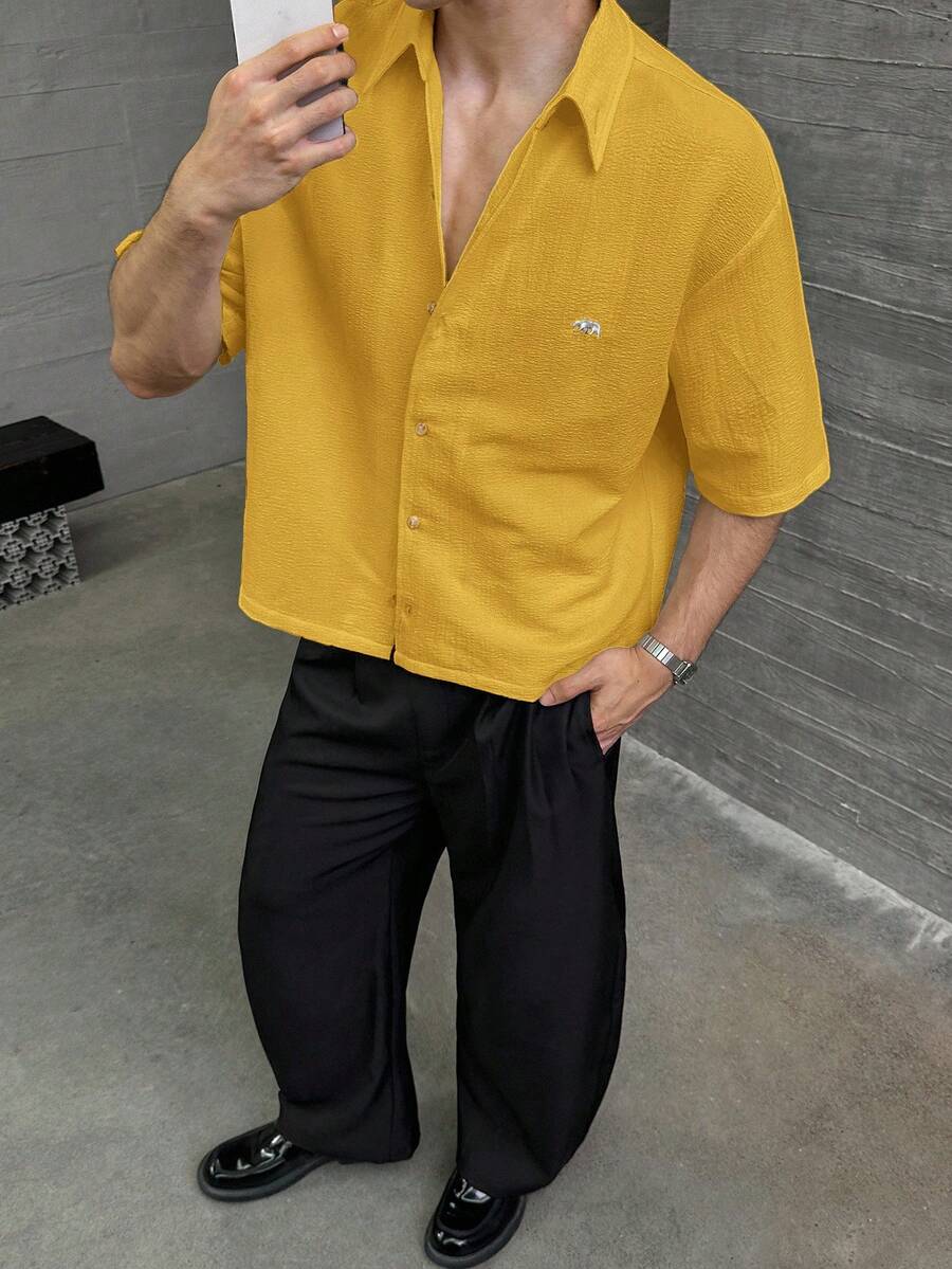 Manfinity BRENVOR 男士休闲时尚梭织短袖衬衫，绣有北极熊图案，适合夏季穿着 - 鵝黃色 - 查看 1