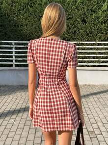 MainGRL Đầm mini kẻ caro đỏ kiểu retro mới 2026SS dành cho nữ, màu đỏ tía, gợi cảm, cổ chữ V sâu, tay phồng, cài cúc phía trước, dáng chữ A. - Màu Đỏ Sâu - Xem 2