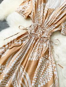 Airaco 女士V领短袖收腰喇叭连衣裙，白色抽象叶子印花，优雅百搭，适合休闲外出、度假、通勤、办公等各种场合，面料柔软舒适，可机洗。 - 卡其色 - 查看 4