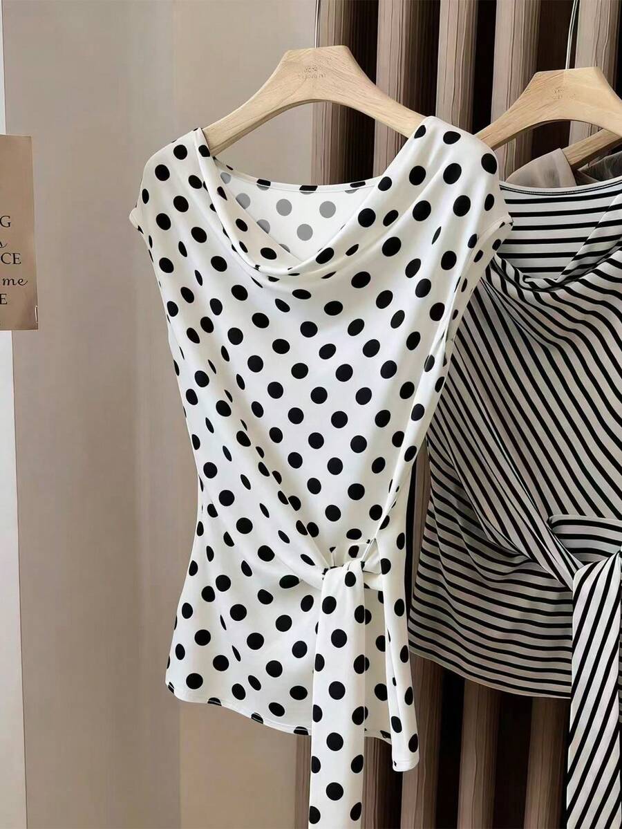 Almamuse Camiseta casual y versátil de mujer talla grande con estampado de lunares y cuello retorcido - Blanco y Negro - Ver 1