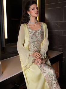 Layrah Đầm satin màu vàng thanh lịch với họa tiết hoa jacquard ghép mảnh, viền bèo nhún, tay áo mở. - Màu vàng - Xem 7