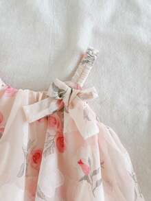 SHEIN Vintaside Kids 女婴时尚可爱无袖荷叶边蛋糕裙，饰有夏日玫瑰花卉图案和细肩带，非常适合参加派对和度假。 - 粉色 - 查看 6