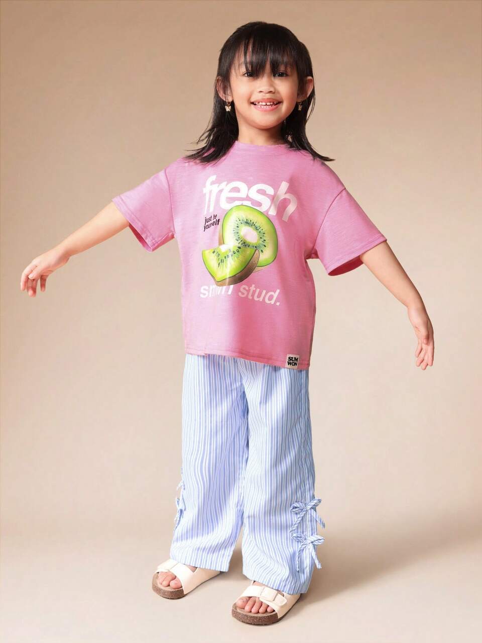 Completo t-shirt con stampa kiwi e pantaloni palazzo a righe
