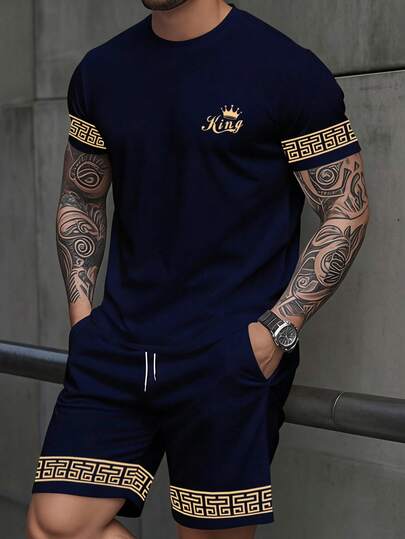 Manfinity Homme Conjunto de camiseta de manga corta y pantalones cortos blancos clásicos y versátiles para hombres, con icono dorado "King" y diseño de patrón floral en los puños, estilo de calle maduro y fresco