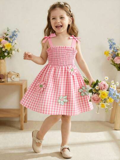 Young Girls' Sweet Floral Gingham Pinafore Dress, Woven Fabric For Soft & Comfortable Wear, Pleated Elastic Waist Design, Bow Decor On Straps, Colorful Floral Applique On Skirt, Loose & Flowy Silhouette, Lightweight Fabric Suitable For Summer, Ideal For Daily Outings, Birthday Parties, Outdoor Picnics