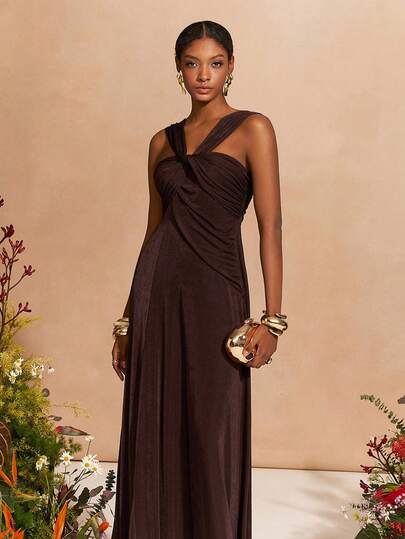 Zivah Robe maxi asymétrique en mousseline de soie brillante et en tricot extensible, avec des plis plissés, des bretelles asymétriques irrégulières et larges, un design torsadé et froncé, pour le nouveau festival de musique du printemps 2025. Un style décontracté et élégant, avec une coupe minimaliste et une silhouette asymétrique.