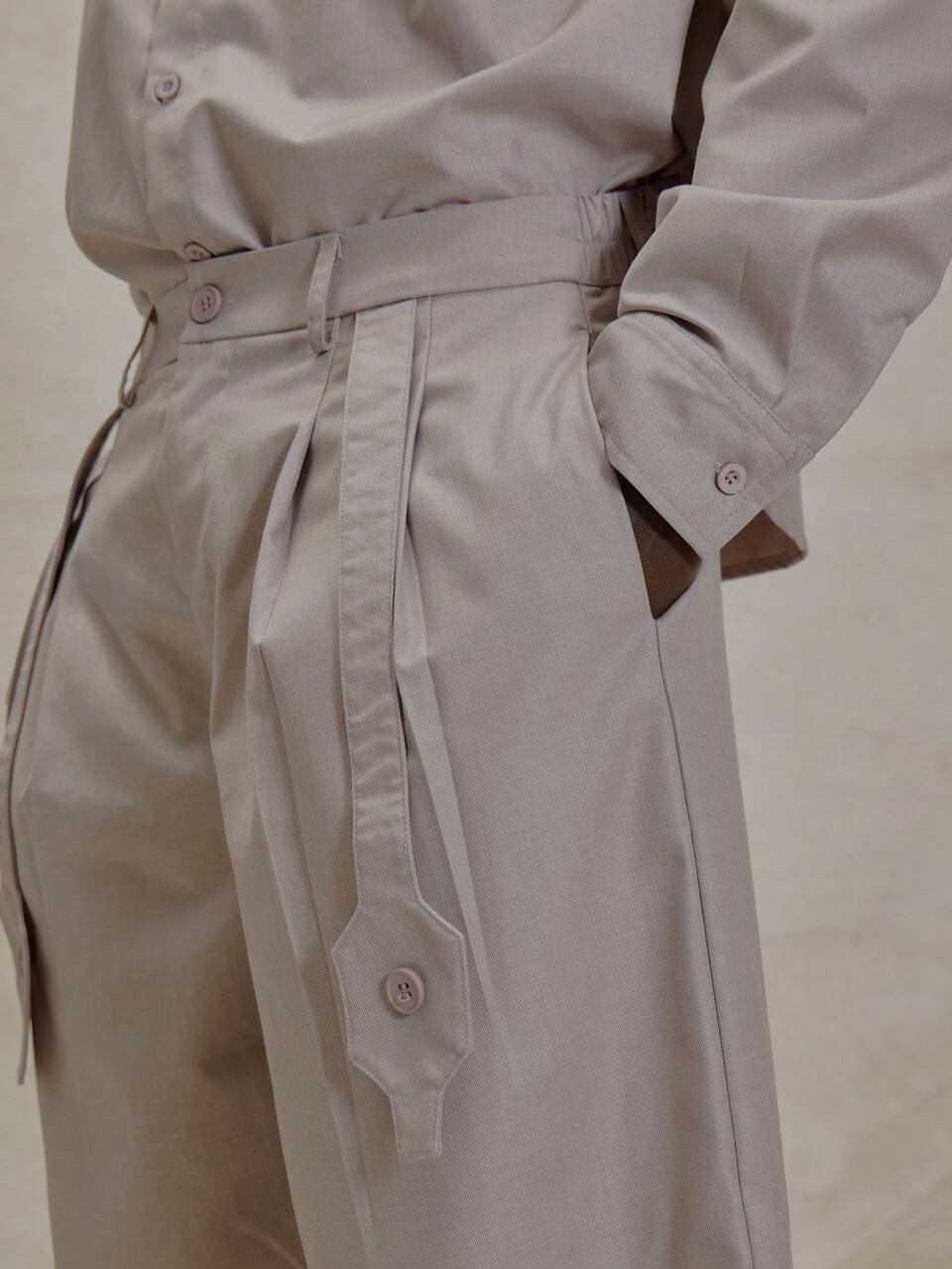 Calça Essencial para Primavera e Verão com Perna Larga, Estilo Inteligente, Plissada, Fechamento com Botão e Detalhe de Tira