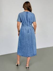 Auralis 大码女式V领短袖金属3D花卉装饰时尚牛仔连衣裙，春夏情人节嘉年华服装通勤度假毕业时尚Y2K可爱街头风派对婚礼优雅商务休闲女式大码牛仔连衣裙优雅V领褶皱水洗牛仔中长连衣裙 - 藍色 - 查看 2