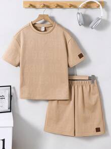 SHEIN 2件套儿童/青少年男童休闲韩版舒适贴布装饰宽松圆领T恤和短裤针织套装，适合通勤、上学、日常休闲外出、运动、春夏穿着。 - 卡其色 - 查看 4