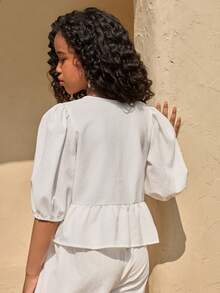 SHEIN Sparklyn 这款少女款T恤采用V领系带设计，领口松紧度可自由调节，打造休闲或精致造型。适合日常通勤、旅行等场合。 - 白色 - 查看 2