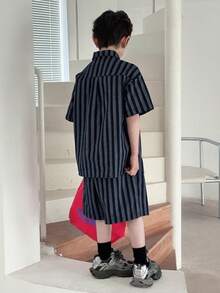 Dazy Kids Conjunto informal de verano para niño preadolescente con camisa de botones a rayas y pantalones cortos - Azul Marino - Ver 5