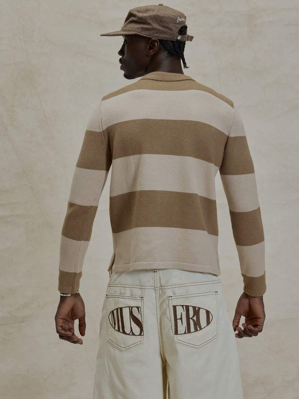 Pull tricoté à manches longues, coupe régulière, style polo, avec rayures contrastées. Essentiel pour le printemps et l'été