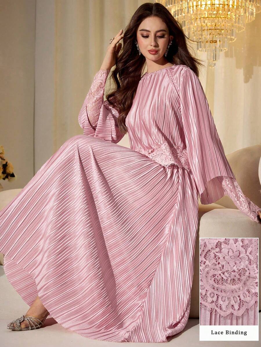 Modelyn Bộ đồ nữ màu hồng phối ren, bèo nhún, kiểu dáng thanh lịch gồm áo và chân váy.