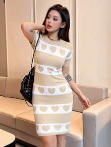 SHEIN Unity 女士爱心印花撞色圆领短袖毛衣连衣裙 - 杏色 - 查看 3