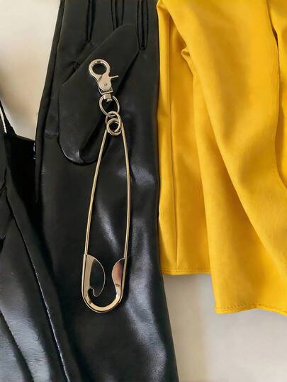 Joivida Gantungan Kunci Peniti Besar Gaya Vintage untuk Pasangan, Gantungan Tas Personalisasi Gaya untuk Pria, Wanita, dan Pelajar, Dekorasi Pinggang Kreatif & Aksesori Streetwear, Gantungan Kunci Paduan Tahan Lama untuk Tas Sekolah, Ransel & Perjalanan Sehari-hari, Hadiah Ideal untuk Teman & Pecinta Mode, Jejak Halus pada Permukaan Produk Adalah Proses Elektroplating, yang Bukan Masalah Kualitas dan Dapat Digunakan Secara Normal.