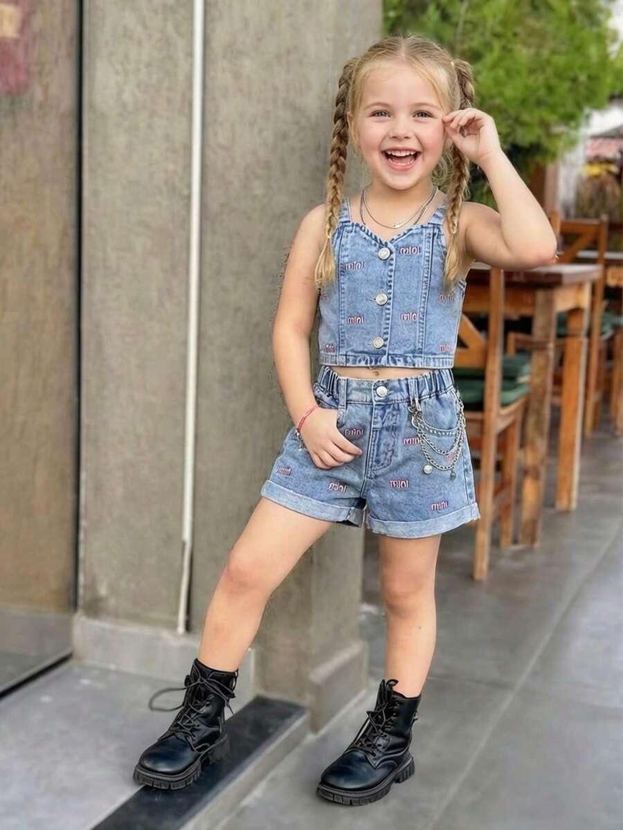 女童两件套：可爱休闲“迷你”刺绣中腰毛边牛仔短裤，正面金属纽扣装饰吊带背心 - 淺色水洗藍 - 查看 1