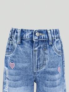 SHEIN 女童牛仔裤，夏季新款，浅蓝色水洗牛仔布，休闲舒适，粉色爱心刺绣，做旧破洞设计，宽松阔腿版型，柔软棉质牛仔面料，适合日常穿着、上学、通勤、聚会等场合。 - 淺色水洗藍 - 查看 5