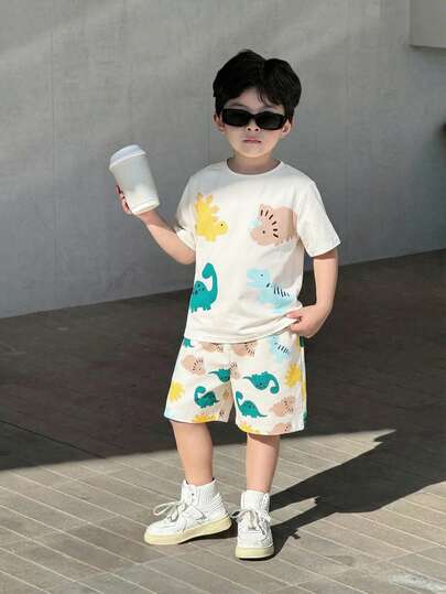 SHEIN Little Byeori 两件套儿童男童休闲纯色宽松圆领短袖针织T恤和宽松印花短裤套装，适合上学、花园、海滩、生日、春季、夏季、秋季和冬季穿着。