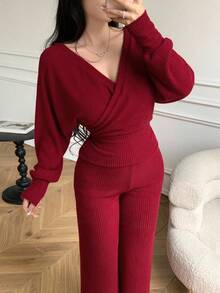 SHEIN PETITE 酒红色V领交叉针织两件套，配有腰带、灯笼袖和阔腿裤，带保暖内衬，修身款 - 紅色 - 查看 1