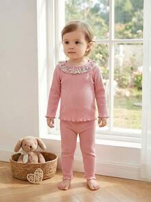 SHEIN Conjunto de 2 piezas de ropa cómoda y suave para bebé niña, con bordado de unicornio lindo, estampado floral elegante y cuello con volantes, top de manga larga y pantalones, conjunto de pijama para bebé niña - Rosa - Ver 4
