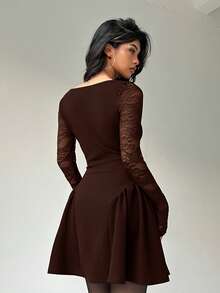 Aloruh فستان قصير مكشكش بخصر مطوي مع تصميم رقعة من الدانتيل وياقة مربعة للنساء - بني - مشاهدة 2